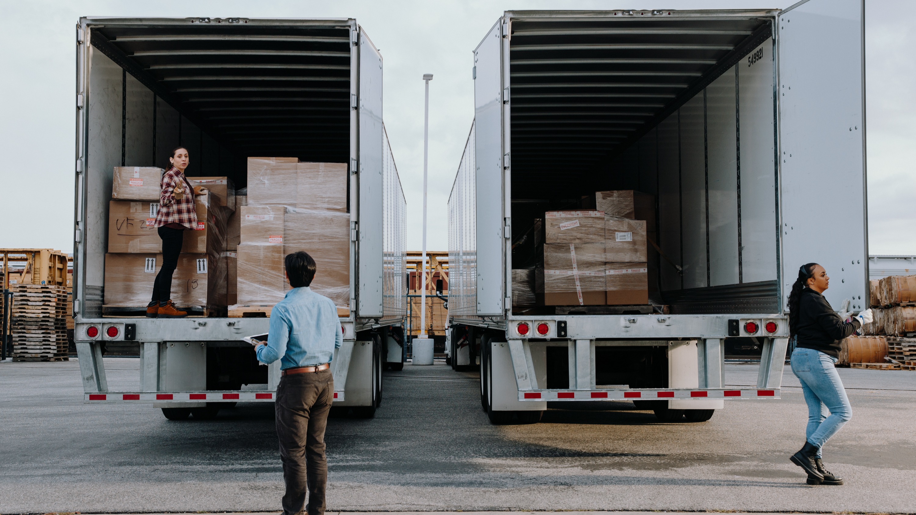 Carrier preparing a freight delivery